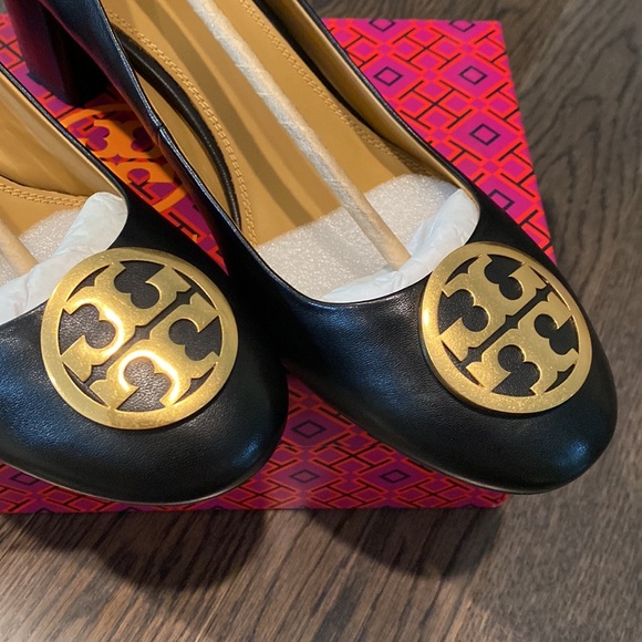 New TORY BURCH Benton Logo Medallion Pump NIB - Picture 4 of 13